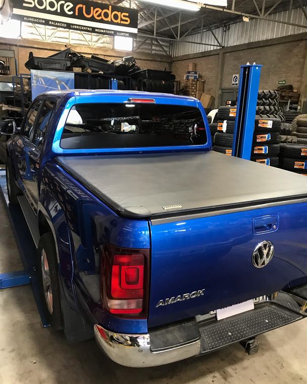 Volkswagen Amarok azul con cobertor de caja y estribos