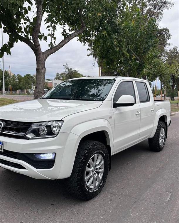 Volkswagen Amarok blanca con kit de elevación y neumáticos todo terreno