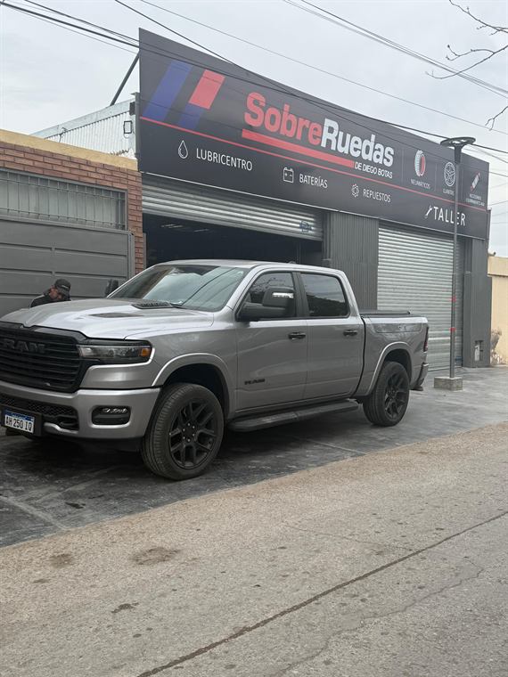Local y taller de Sobre Ruedas de día con una camioneta RAM estacionada