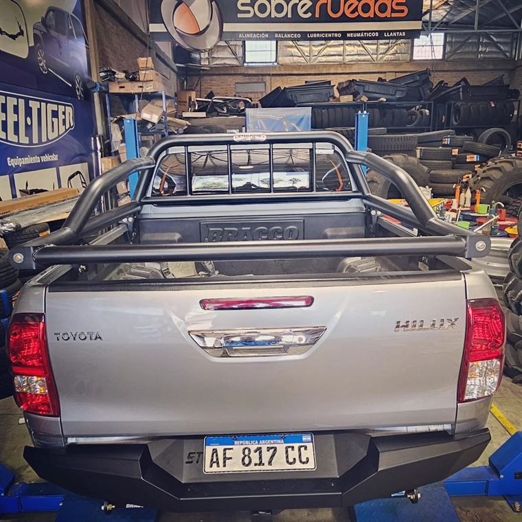 Toyota Hilux con barra antivuelco instalada en el taller