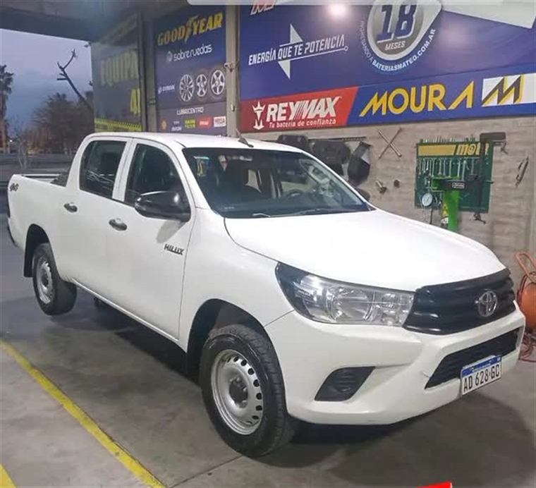 Toyota Hilux blanca lista para entregar en el local