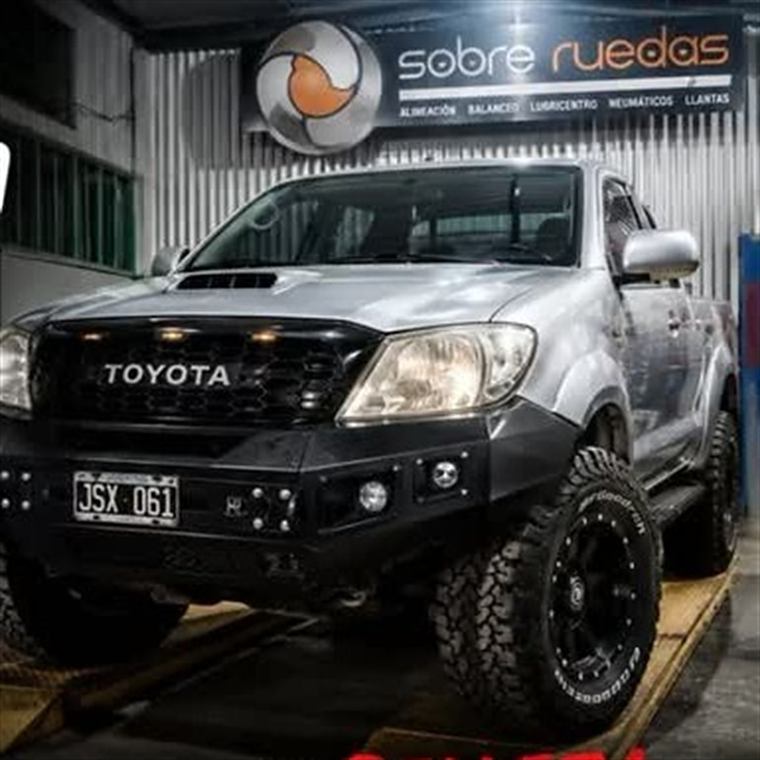 Toyota Hilux equipada con paragolpes reforzado y llantas todo terreno