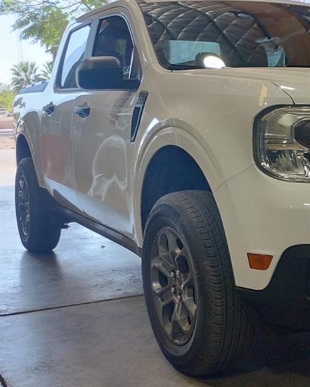 Ford Maverick blanca equipada, vista lateral