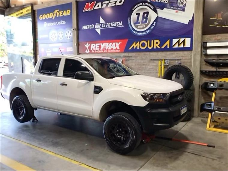 Ford Ranger en el taller durante el cambio de llantas