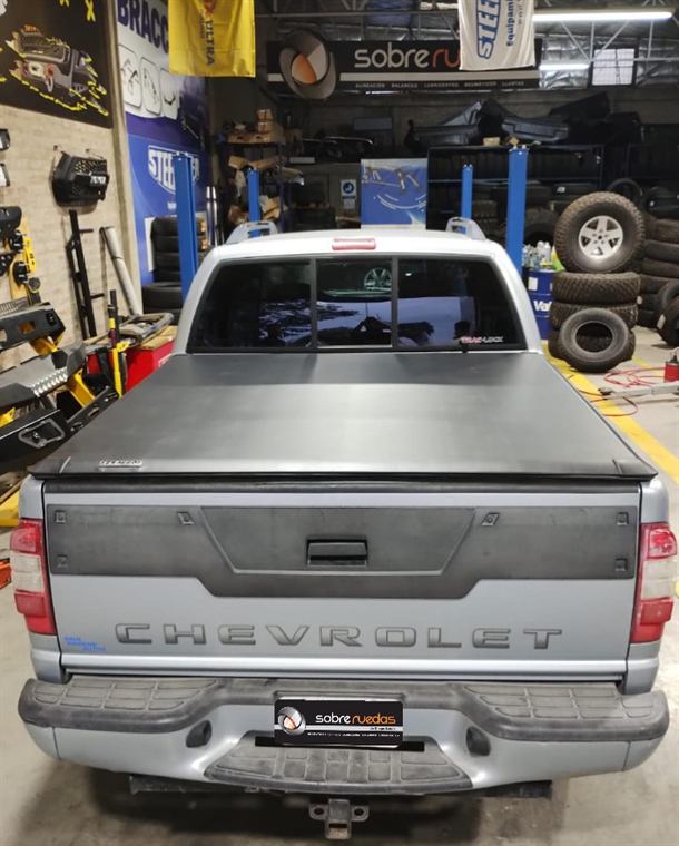 Chevrolet S10 con cobertor de caja colocado en el taller