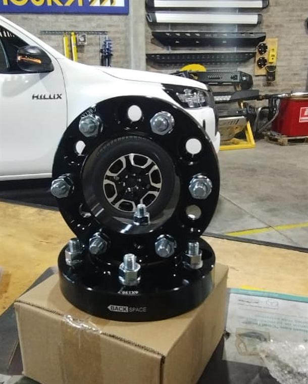 Separadores de rueda montados sobre el cubo de una camioneta