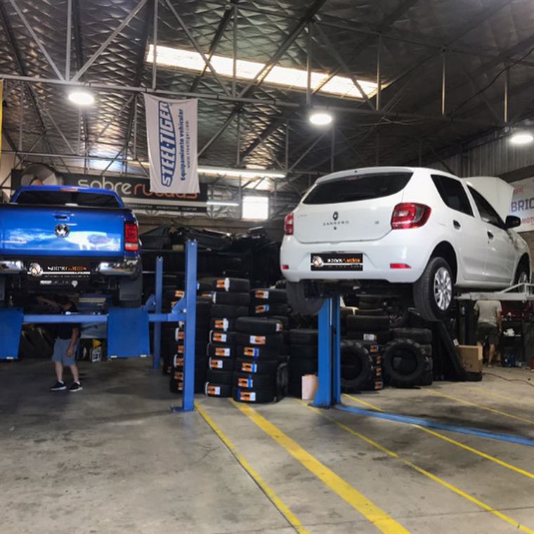Interior del taller con vehículos sobre elevadores