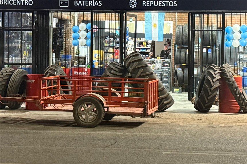 Neumáticos de gran porte en el frente del local de Sobre Ruedas